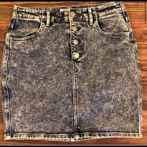 Guess Jeans - Denim acid wash mini skirt.💫